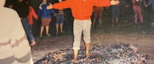 Partecipante a una camminata sui carboni ardenti durante un’esperienza di meditazione e consapevolezza